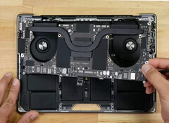 Apple a apporté quelques modifications internes au dernier MacBook Pro 14. (Image source : iFixit)