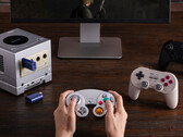 8BitDo a conçu le récepteur NGC Retro pour compléter visuellement le GameCube violet. (Source de l'image : 8BitDo)