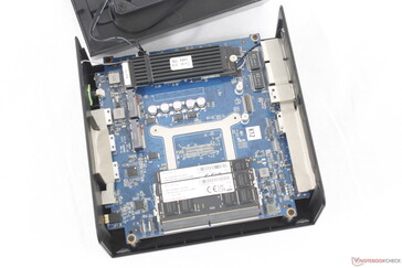 L'intérieur de la NucBox K12. La carte WLAN M.2 amovible se trouve sous le SSD primaire