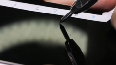 Les tests de grattage, c'est le moment de passer au niveau supérieur. (Source : JerryRigEverything via YouTube)