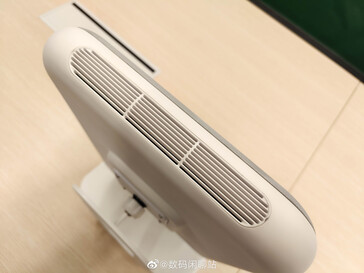 Le leaker Digital Chat Station affirme avoir photographié le Motorola Space Charger sous plusieurs angles. (Source : Digital Chat Station via Weibo)
