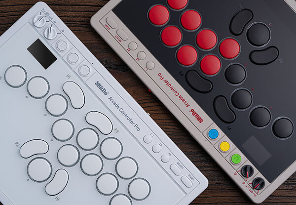 La manette 8BitDo Arcade Controller Pro est disponible en deux couleurs.