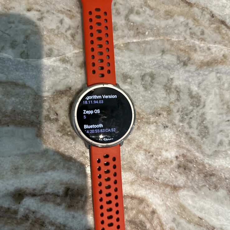 Une photo d'utilisateur montrant que la smartwatch Active 2 fonctionne sous Zepp OS 5 après la dernière mise à jour. (Source de l'image : u/zztop81 via Reddit)