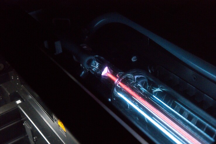 Un détail appréciable : Le faisceau laser est visible, particulièrement à puissance élevée (remarque : Les films de protection sur les capots n’ont pas été retirés)