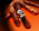 Une personne portant à son doigt la montre-bague connectée Casio CRW-H001M-8 argentée, mettant en valeur son écran numérique compact et sa structure métallique.
