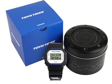 Montre Casio G-Shock DW5600TT25-1 présentée avec sa boîte bleue Toyo Tires et sa boîte métallique personnalisée.