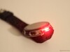 Il peut également émettre une lumière rouge