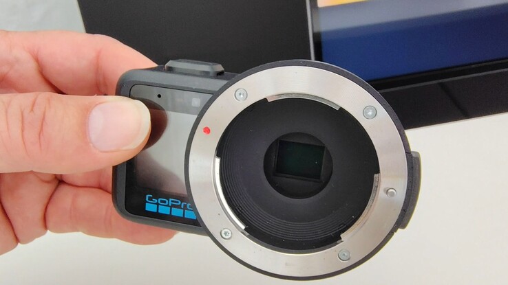 Cet échantillon de GoPro Mission 1 Pro ILS usé et abusé montre le capteur de 1 pouce exposé et poussiéreux.