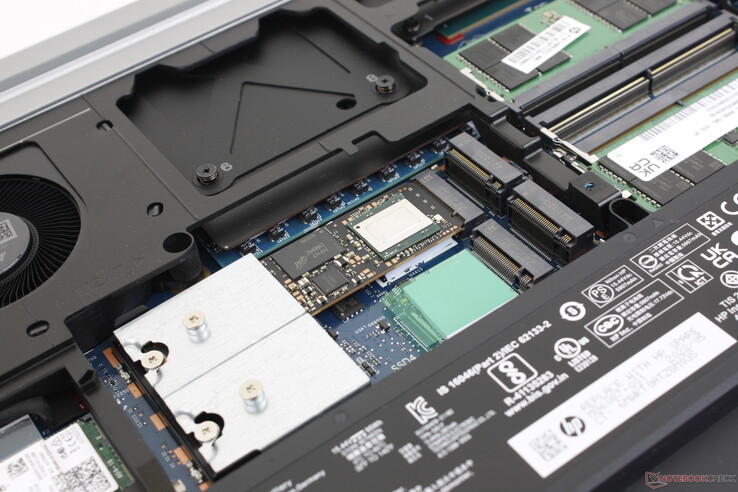 Jusqu'à quatre disques SSD M.280 PCIe4 x4 internes sont pris en charge. Deux disques sont empilés verticalement pour économiser de l'espace