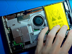 La Nintendo Switch 2 avec une batterie tierce de 8 000 mAh installée. (Source de l'image : Naga)