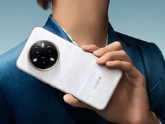 Le Realme 14 Pro+ blanc nacré est doté d'un dos à couleur changeante. (Source de l'image : Realme)