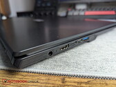 Ordinateur portable équipé d'un connecteur cylindrique à côté de deux ports USB-C