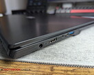 Ordinateur portable équipé d'un connecteur cylindrique à côté de deux ports USB-C