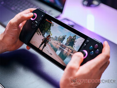 AFMF 2.1 est maintenant disponible sur le ROG Ally et le plus récent ROG Ally X, en photo. (Source de l'image : Notebookcheck)