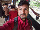 David Good rend visite à sa mère (dos) dans son village et mène des recherches sur le traitement des maladies chroniques (image : Fondation Yanomami)