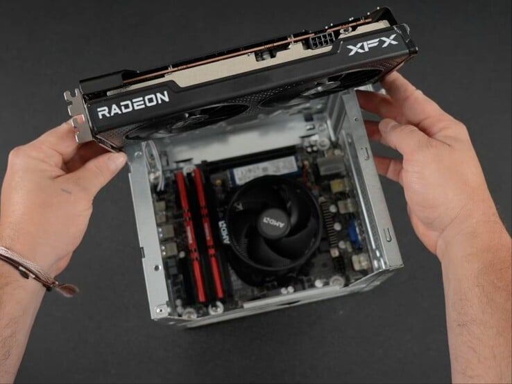 Le GPU de bureau Radeon RX 6600 s'avère trop grand pour tenir dans le mini-PC inspiré de la Steam Machine. (Source de l'image : ETA Prime sur YouTube)