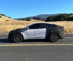 La Model Y Performance 2026 en camouflage de mule d'essai. (Source de l'image : ConfidentImage4266/Reddit)