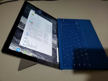 Échantillon d'ingénierie de Surface Pro 8. (Source de l'image : eBay)