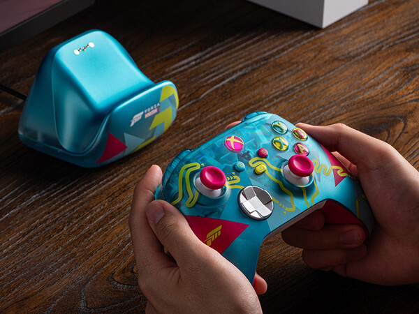 la station d'accueil Forza de 8BitDo est parfaitement adaptée à la manette sans fil Xbox Forza Horizon 6 Limited Edition.