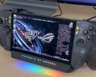 L'Asus ROG Ally X20 a une coque translucide.