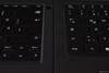 Le ThinkPad T14 Gen 7 (à droite) a des trous plus petits pour les haut-parleurs