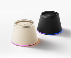 Le haut-parleur se fixe magnétiquement à l'arrière d'un téléphone à recharge sans fil, y compris les iPhones, et le maintient en position verticale comme un support.