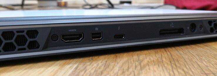 A l'arrière : HDMI 2.0b, mini DisplayPort 1.4, USB C + Thunderbolt 3, Alienware Graphics Amplifier, entrée secteur.
