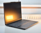 Le Lenovo IdeaPad Slim 3 15Q8X10 équipé du Qualcomm Snapdragon X (source de l'image : Benjamin Herzig/Notebookcheck)