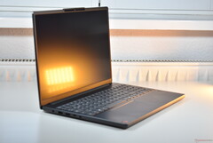 Le Lenovo IdeaPad Slim 3 15Q8X10 équipé du Qualcomm Snapdragon X (source de l&#039;image : Benjamin Herzig/Notebookcheck)