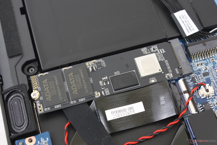 Emplacement unique pour SSD NVMe PCIe 4 x4 2280 avec un emplacement secondaire PCIe 3.0 x2 pour l'extension