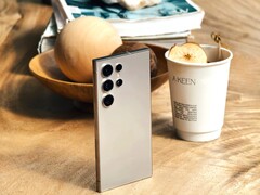 Samsung confirme l'existence de différentes priorités dans le réglage de l'appareil photo du Samsung Galaxy S24 Ultra. Un capteur d'empreintes digitales plus rapide a également été intégré. (Image : @bencsin)