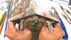Le Samsung Galaxy Z Fold8 présente de nombreuses faiblesses courantes chez les appareils pliables lors du test de résistance de JerryRigEverything, mais il résiste au test de flexion.
