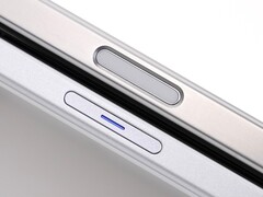 Vivo présente le bouton d'obturation dédié du Vivo X200 Ultra et souligne quelques différences par rapport au contrôle de l'appareil photo de l'iPhone 16 Pro Max (Source de l'image : Vivo, édité)