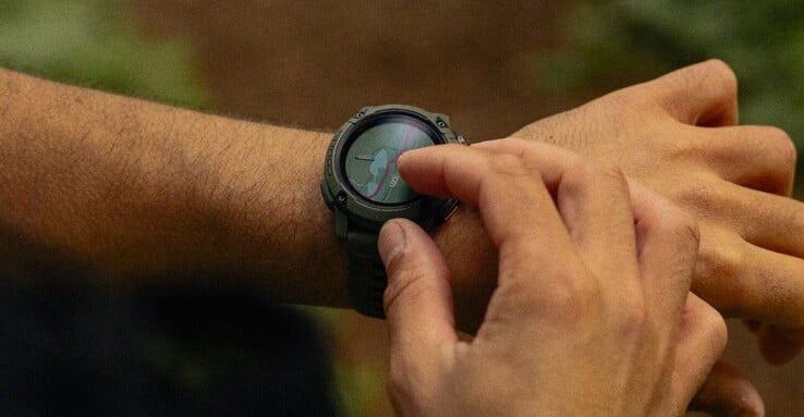 Le Coros Nomad est doté d'un écran MIP, de moins en moins courant chez Garmin. (Source de l'image : Coros)