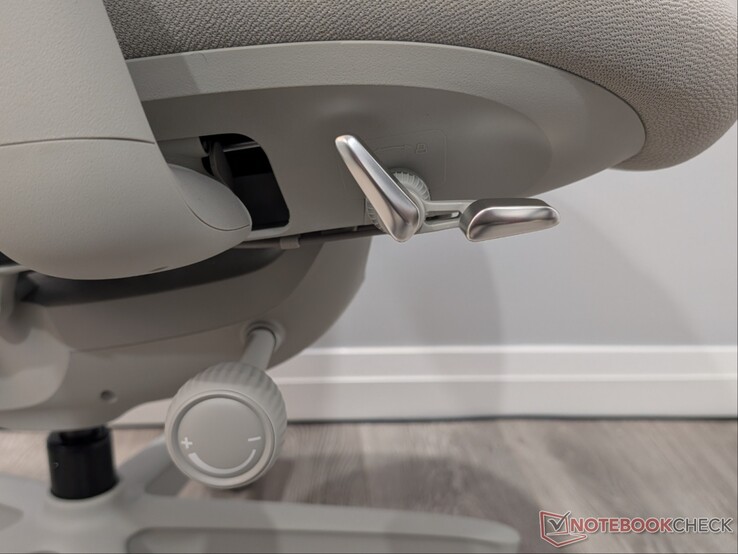 Inclinaison, réglage de la hauteur du siège et bouton de tension du dossier.