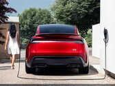 Model Y Performance faisant le plein à un chargeur domestique Tesla. (Source de l'image : Tesla)