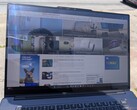 L'écran extra-lumineux du Lenovo Pro 9 16 Aura est plus facile à utiliser à l'extérieur que celui d'autres ordinateurs portables