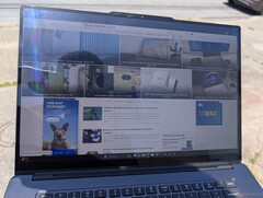 L'écran extra-lumineux du Lenovo Pro 9 16 Aura est plus facile à utiliser à l'extérieur que celui d'autres ordinateurs portables