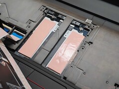 Deux emplacements SSD supplémentaires sous le clavier