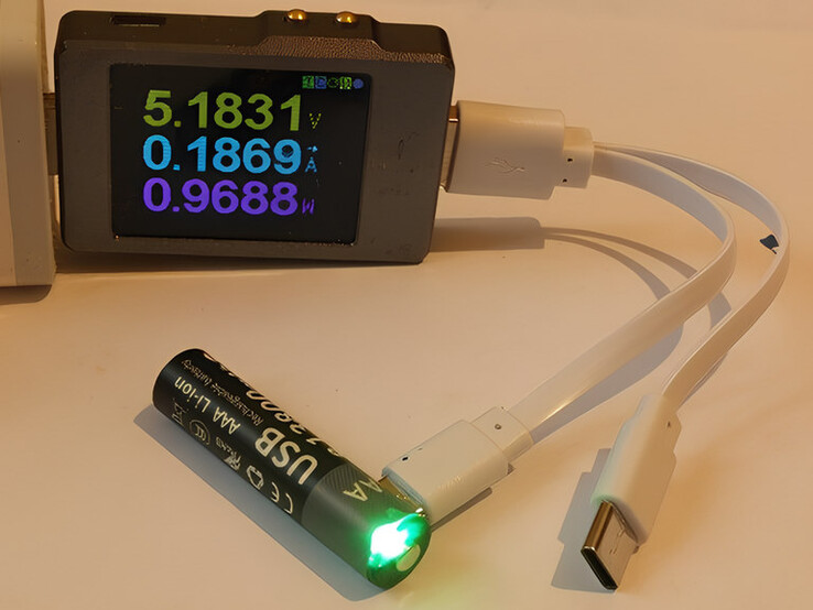 Recharge à 0,99 W. À ce rythme, une batterie de 13 800 mAh et 1,5 V mettrait 20 heures à se recharger. Image agrandie avec iloveimg.com