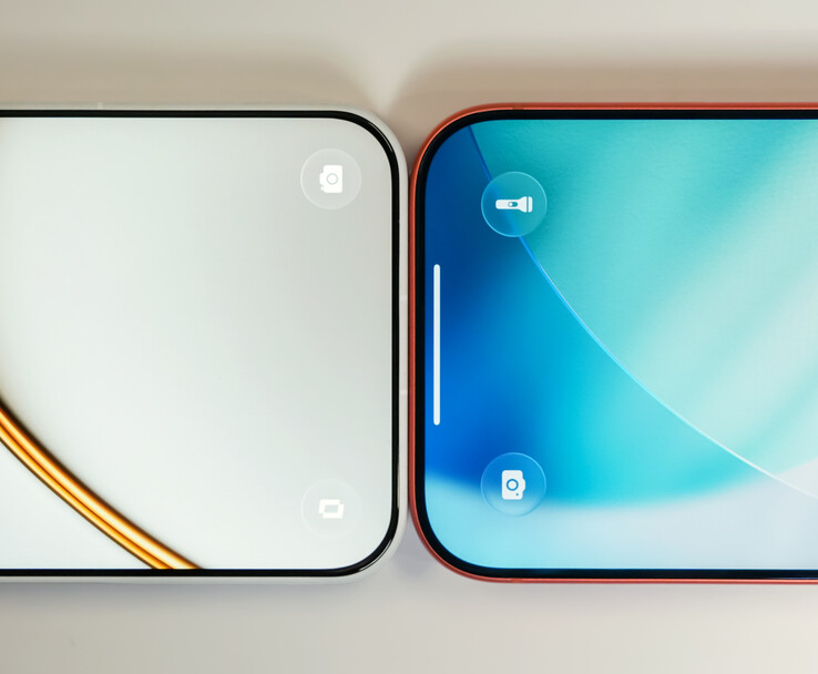 Le OnePlus 15T (à gauche) comparé à l'iPhone 17 Pro (à droite).