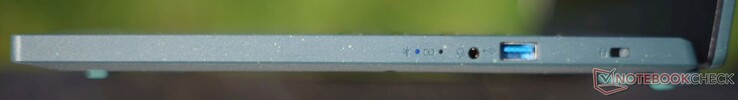 À droite : voyants lumineux, prise audio 3,5 mm, USB-A 3.2 Gen1, Nano Kensington