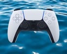 La manette DualSense de la PS5 immergée dans l'eau (Source de l'image : Sony PlayStation avec modifications)