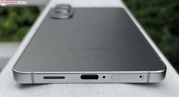 Bas : haut-parleur, USB-C 3.2 Gen.1, microphone, dual-SIM