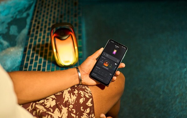 L'application JBL One permet de régler l'égaliseur et de modifier l'éclairage.