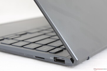 Métal filé brillant familier de la partie arrière de l'écran, comme avec la plupart des autres ZenBook.