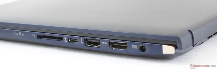 Côté droit : lecteur de carte SD, USB C 3.1 Gen. 2, USB A 3.1 Gen. 2, HDMI, entrée secteur.