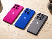 Le Moto G77 Power est disponible avec une coque arrière rose, bleue ou grise.