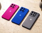 Le Moto G77 Power est disponible avec une coque arrière rose, bleue ou grise.