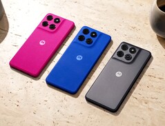 Le Moto G77 Power est disponible avec une coque arrière rose, bleue ou grise.